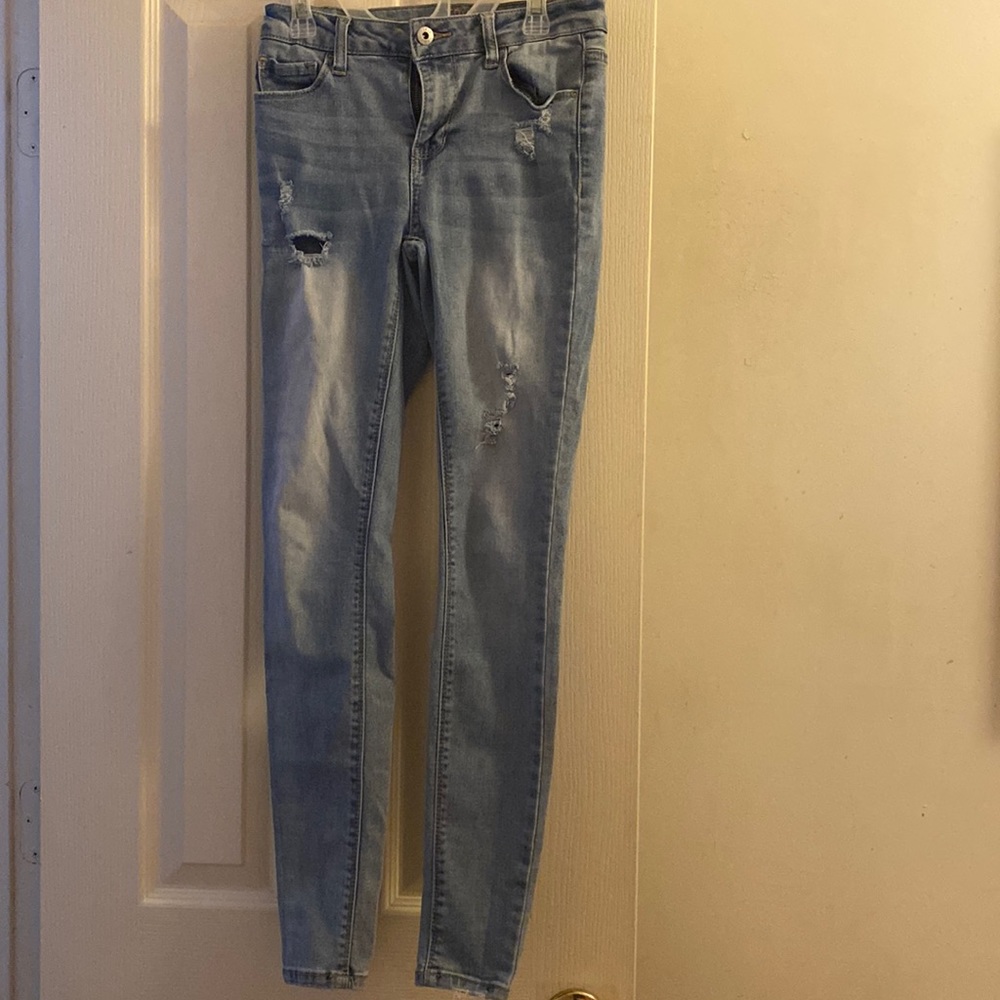 Blue light wash skinny jeans